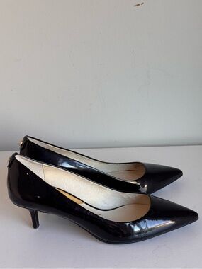 Michael Kors Flex Kitten Pumps Sz 6 Pointed Toe Kitten Heel Black Patent Leather